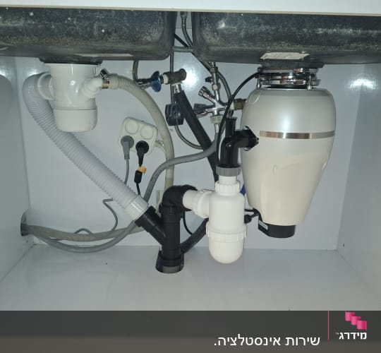 מערכת צנרת מתחת לכיור עם מסנן מים